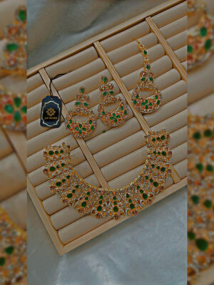 main Royal Green & Gold Bridal Jewelry Set – Necklace, Earrings & Maang Tikka